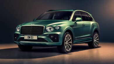 2023 Bentley Bentayga front view, massive matrix grille and distinctive round LED headlamps.