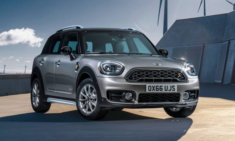 2018 MINI Countryman front exterior view in silver with signature round headlights