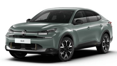2023 Citroen e-C4 X front view, bold grille and split headlights.