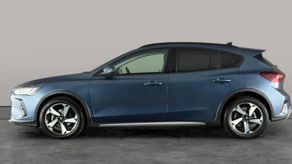 2023 Ford Focus Active side profile blue hatchback