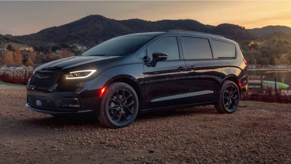 2023 Chrysler Pacifica minivan side profile showing sliding doors, spacious proportions, and aerodynamic body lines