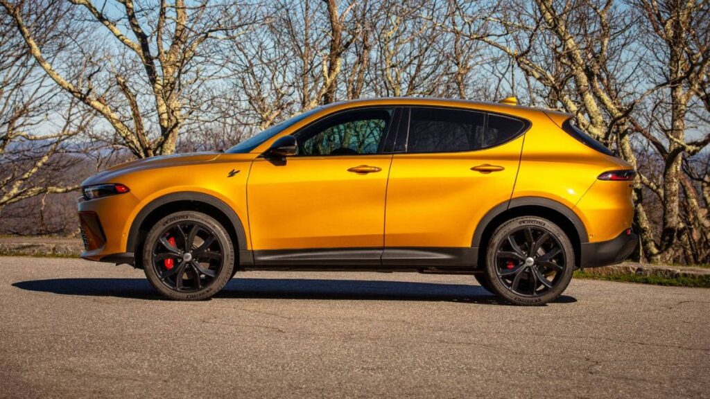 2023 Dodge Hornet side profile with alloy wheels