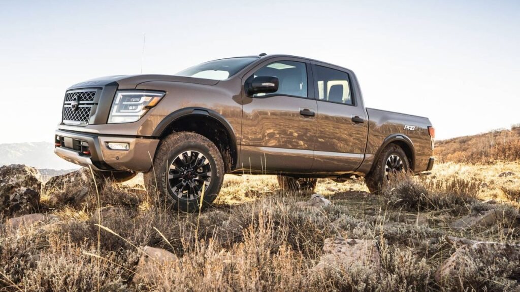 2023 Nissan Titan Crew Cab side view