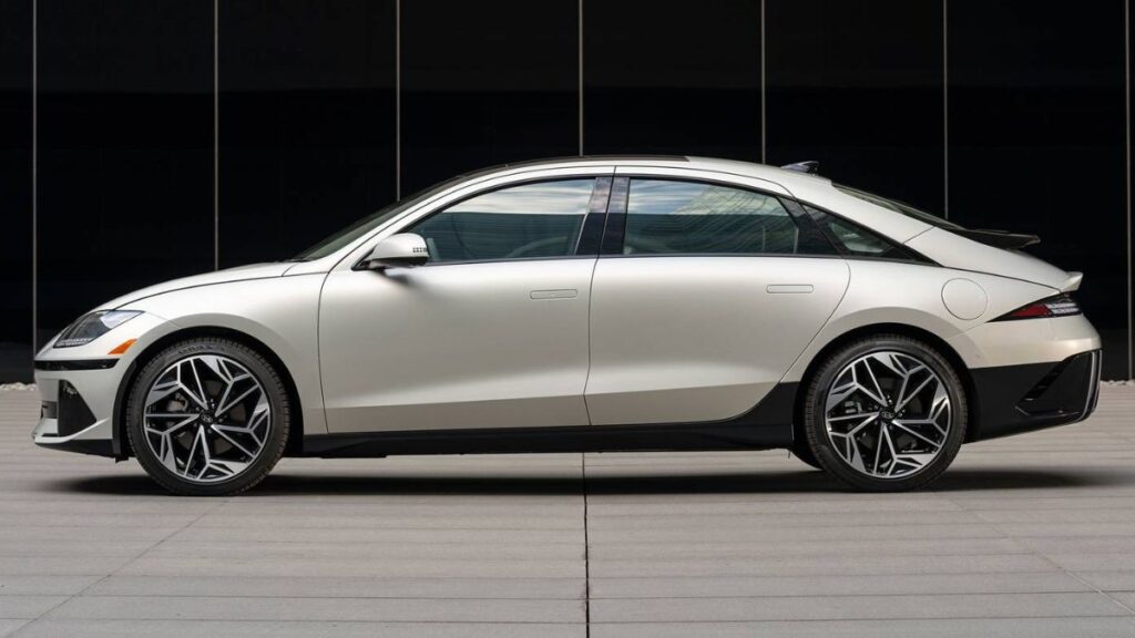 2023 Hyundai Ioniq 6 side profile, fastback roofline and aerodynamic body lines.