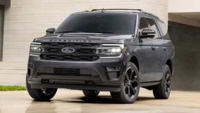 2023 Ford Expedition front view in silver