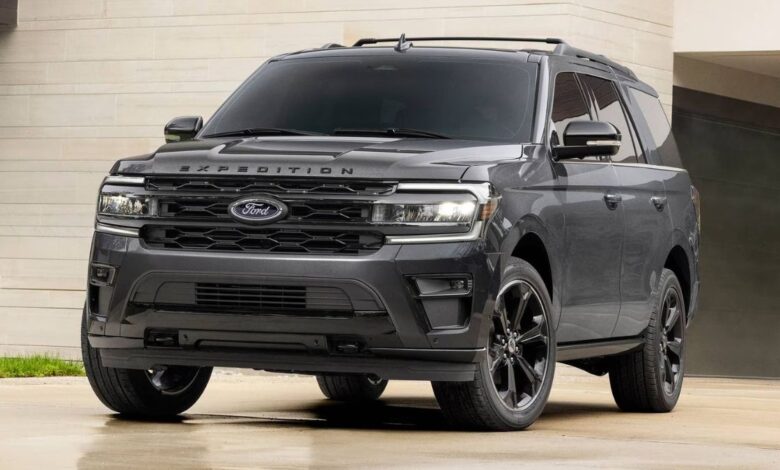 2023 Ford Expedition front view in silver