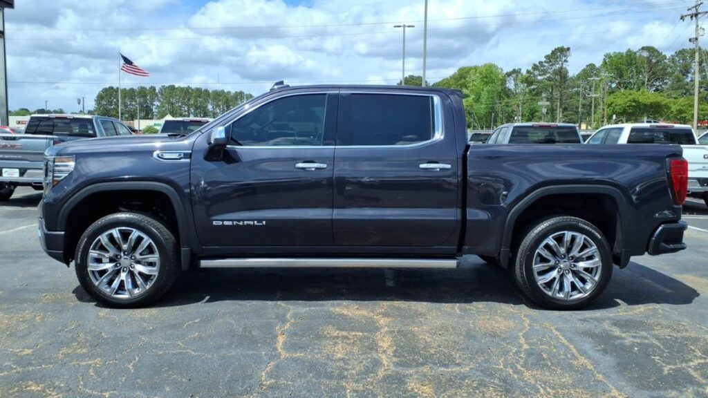 2023 GMC Sierra 1500 side profile, sleek lines and muscular wheel arches.