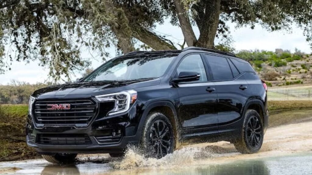 2024 GMC Terrain side profile, sleek lines and roof rails.