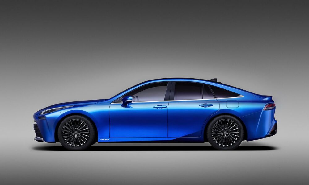 Side profile of the 2025 Toyota Mirai displaying its flowing roofline, long wheelbase, and premium sedan proportions.