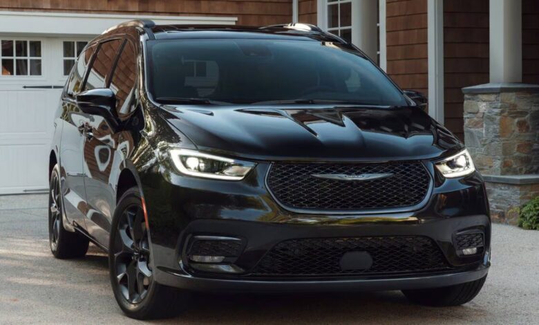 2025 Chrysler Pacifica front view showcasing grille and headlights