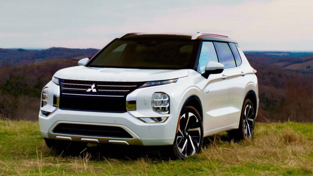 2025 Mitsubishi Outlander PHEV front view showcasing modern grille and LED headlights
