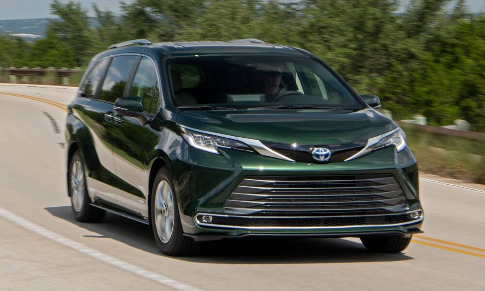 2022 Toyota Sienna Minivan front view