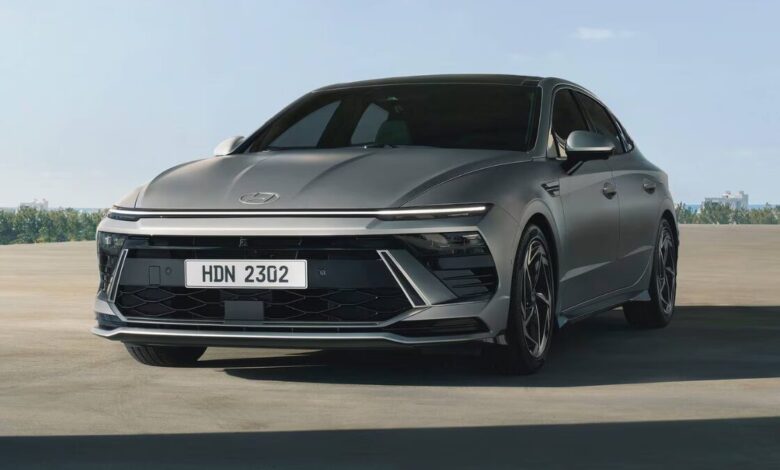 Front view of the 2025 Hyundai Sonata Hybrid parked