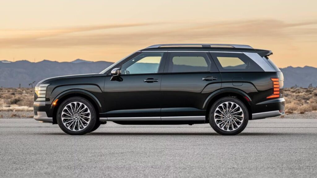 2026 Hyundai Palisade Hybrid side profile with alloy wheels